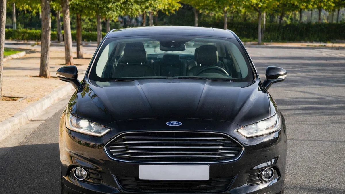 Private sedan waiting at the Málaga Airport kerb for an airport to city transfer