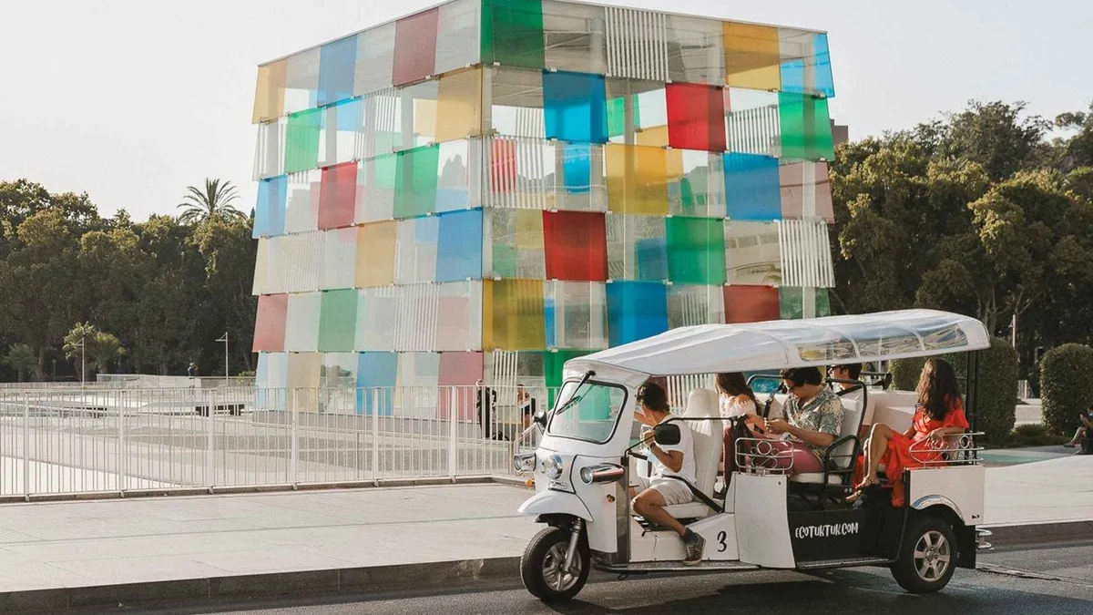 Private electric tuk tuk with a family at the Gibralfaro viewpoint over the harbour, private city tour by eco tuk tuk in Málaga