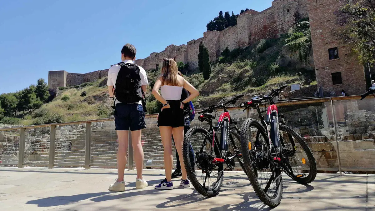 E-bikes on the pine-shaded track up to Gibralfaro Castle, guided e-bike tour in Málaga