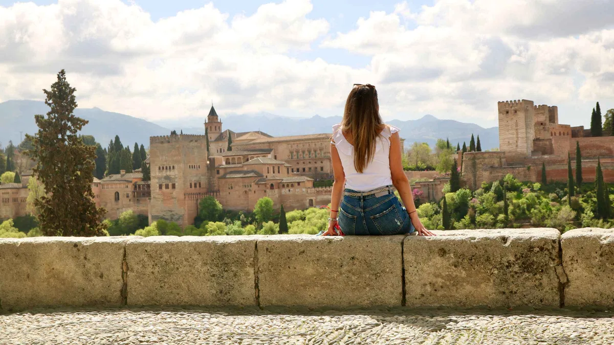 Coach passengers on a Granada day trip from Málaga looking across to the Alhambra from Mirador de San Nicolás